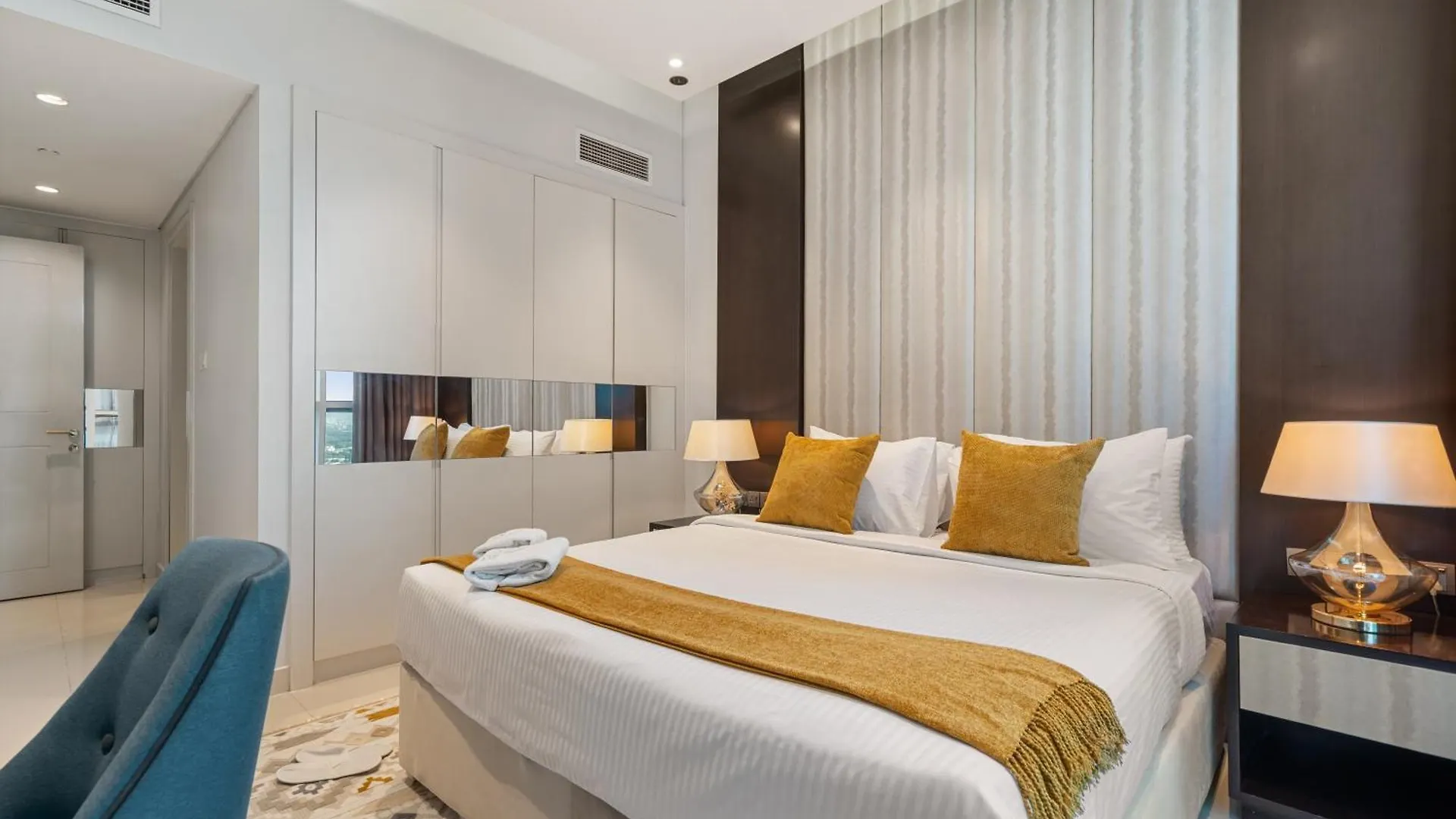 Nice 2 Bedroom Apartment! 5 Minutes Walk To Dubai Mall, Downtown Dubai Apartment