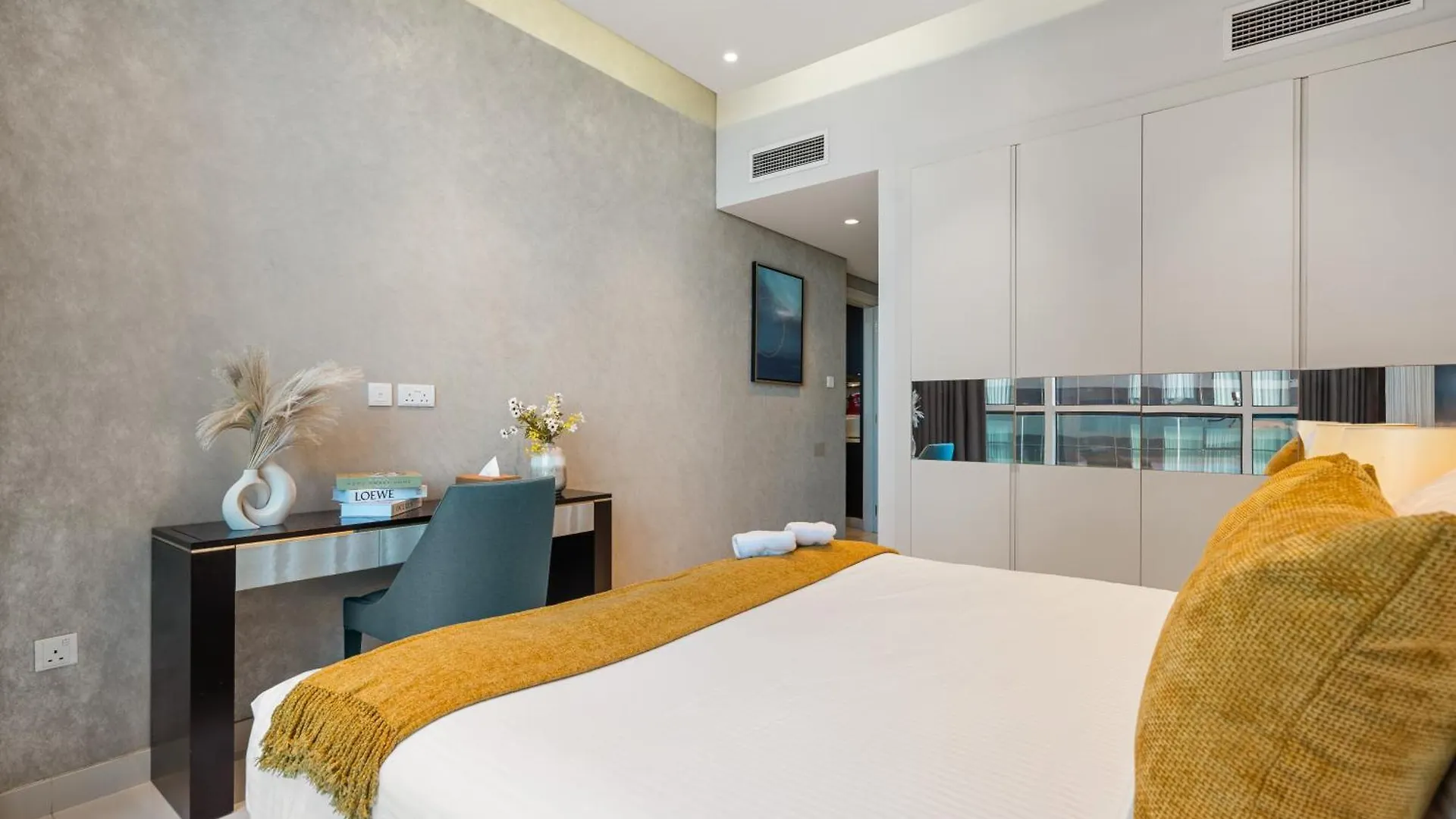Nice 2 Bedroom Apartment! 5 Minutes Walk To Dubai Mall, Downtown Dubai Apartment
