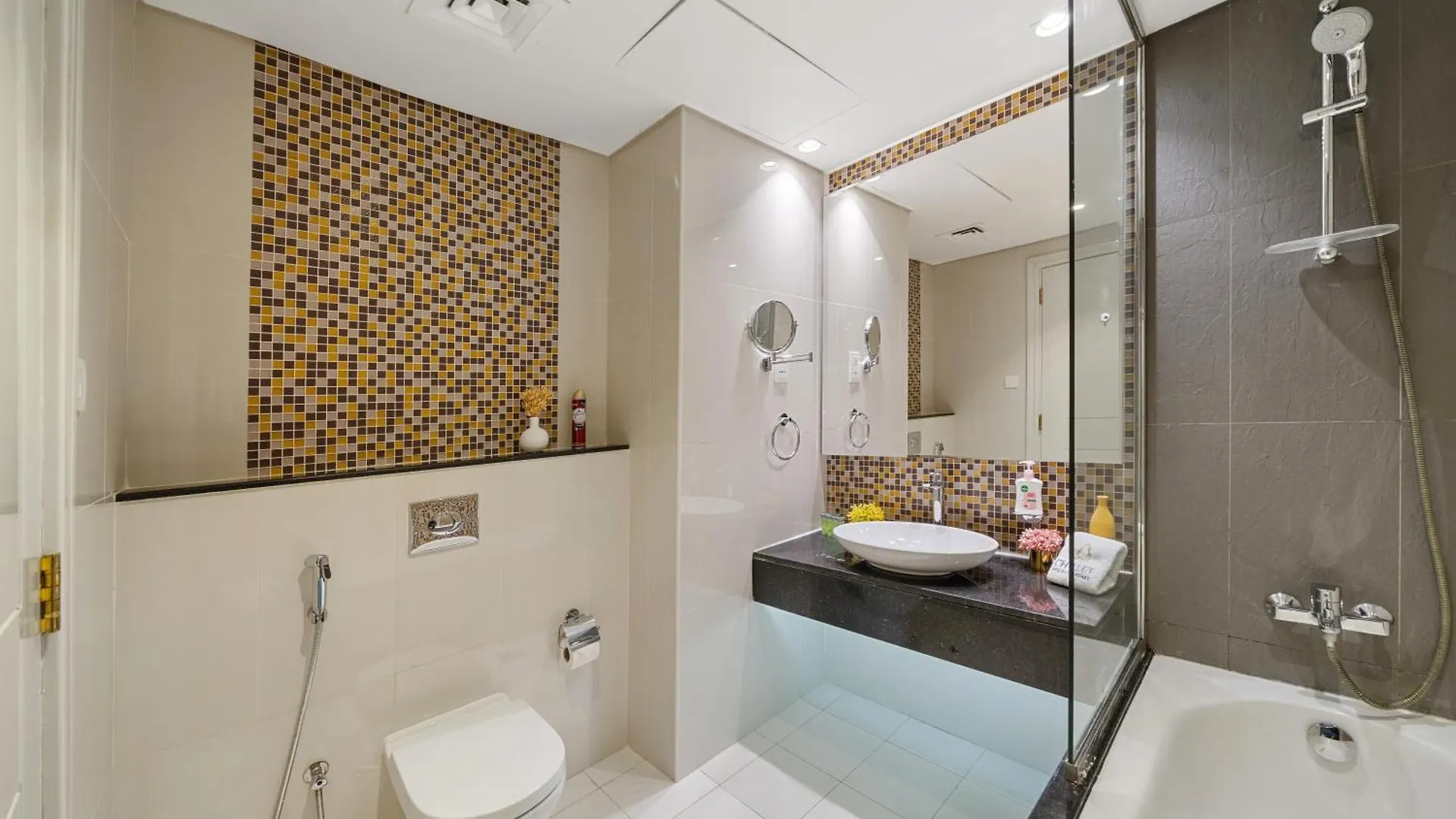 Nice 2 Bedroom Apartment! 5 Minutes Walk To Dubai Mall, Downtown Dubai 0*,  United Arab Emirates
