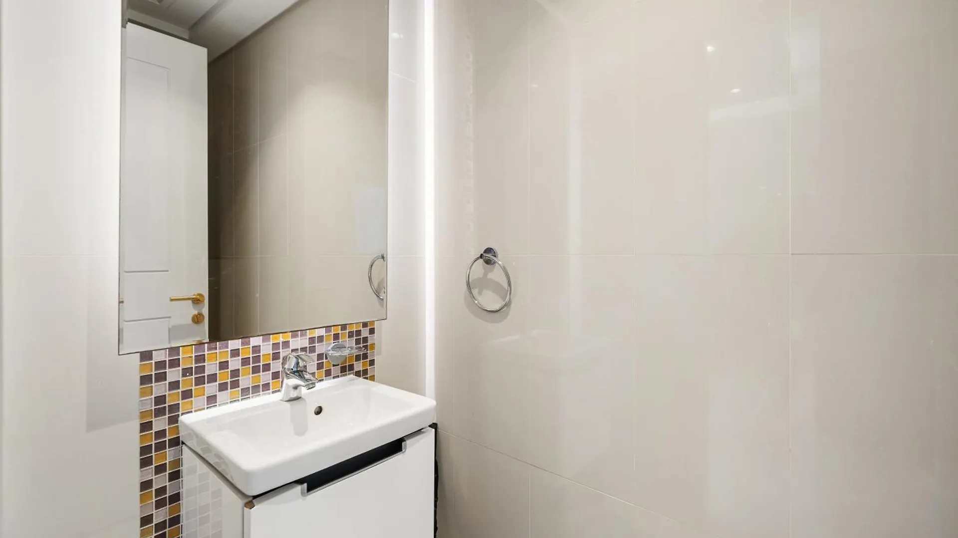 Nice 2 Bedroom Apartment! 5 Minutes Walk To Dubai Mall, Downtown Dubai Apartment