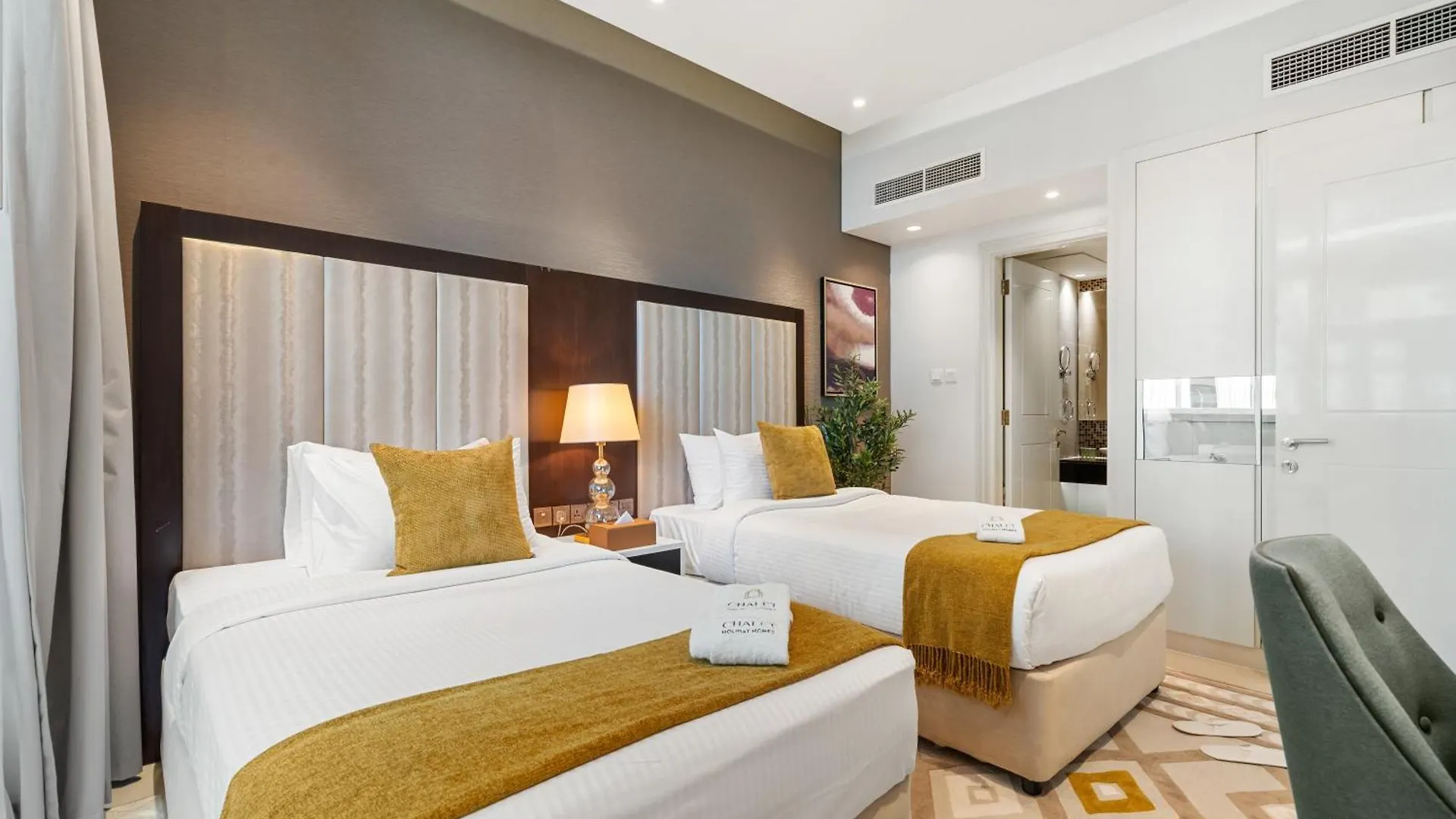 Nice 2 Bedroom Apartment! 5 Minutes Walk To Dubai Mall, Downtown Dubai Apartment